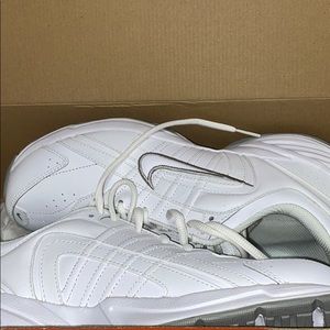 White women’s nike shoes NWT